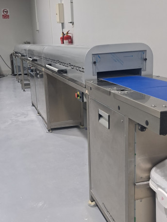 Buy خط تغطيس شوكولا ايطالي Pomati مع نفق تبريد  شبه جديد 