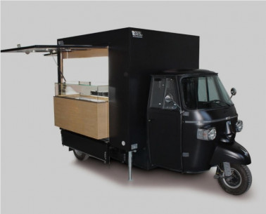 Buy فود ترك مجهز بالكامل – صناعة إيطالية  خلاطة عصائر باردة .  مغسلة ستانلس ستيل مطابقة للمواصفات الصحية.  ثلاجة عرض للكيك والحلويات